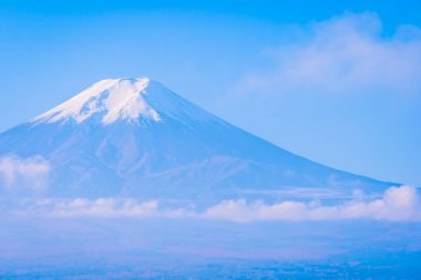 Güzel manzara dağ fuji akçaağaç yaprağı ağaç beyaz bulut ve Yamanashi Japonya sonbahar sezonu mavi gökyüzü ile çevresinde