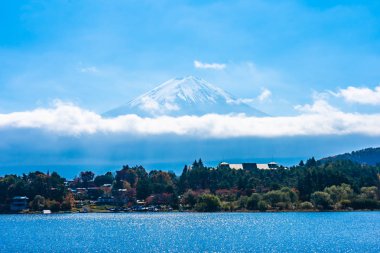 Dağ fuji akçaağaç yaprağı ağaç göl sonbahar sezonu ile güzel manzara