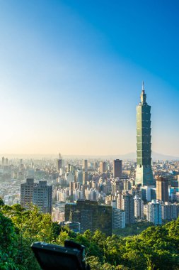 Taipei 101 binasının ve mimarisinin güzel manzarası ve manzarası Tayvan 'da mavimsi ve beyaz bulutlarla gökyüzüne yükseliyor.