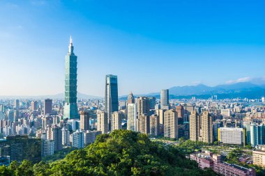 Taipei 101 binasının ve mimarisinin güzel manzarası ve manzarası Tayvan 'da mavimsi ve beyaz bulutlarla gökyüzüne yükseliyor.