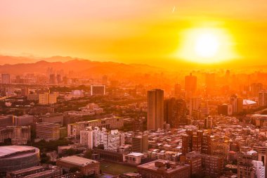 Taipei şehrinin güzel mimarisi Tayvan 'da gün batımında gökyüzüne yükseliyor.