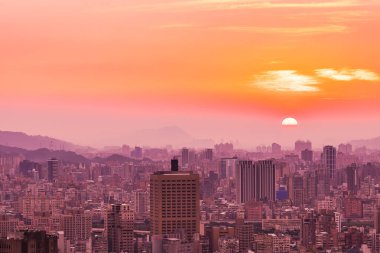 Taipei şehrinin güzel mimarisi Tayvan 'da gün batımında gökyüzüne yükseliyor.