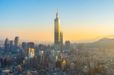 Taipei şehrinin güzel mimarisi Tayvan 'da gün batımında gökyüzüne yükseliyor.