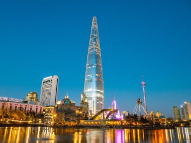 Seoul, Güney Kore: 8 Aralık 2018 Lotte kule bina güzel mimari Seoul City dönüm noktası biridir