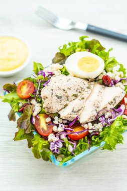 Izgara tavuk eti göğüs ile taze sebze salatası - sağlıklı gıda tarzı