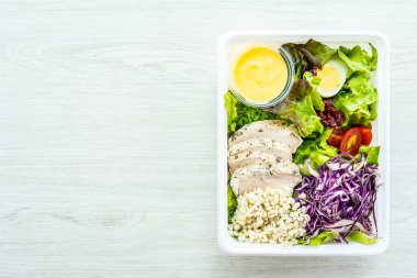 Izgara tavuk eti göğüs ile taze sebze salatası - sağlıklı gıda tarzı