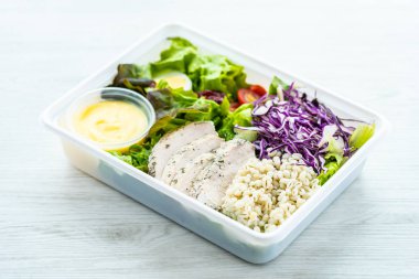 Izgara tavuk eti göğüs ile taze sebze salatası - sağlıklı gıda tarzı