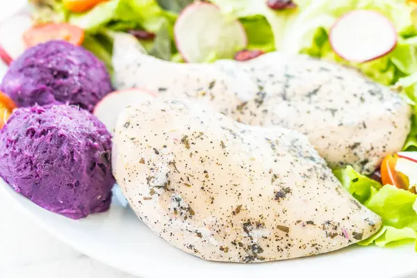 Steak Poitrine Poulet Grillé Avec Légumes Frais Dans Une Assiette — Photo