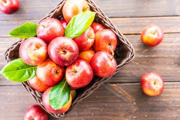 Beaucoup Pommes Rouges Dans Panier Marron Sur Table — Photo