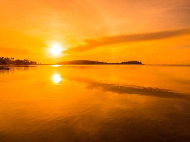 Güzel tropikal plaj deniz ve okyanus ile Hindistan cevizi hurma ağacı gündoğumu zaman seyahat ve tatil için