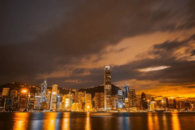 Bina Cityscape hong kong şehir manzarası içinde twilight ve gece güzel mimari
