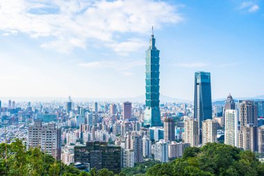 Taipei 101 binasının ve mimarisinin güzel manzarası ve manzarası Tayvan 'da mavimsi ve beyaz bulutlarla gökyüzüne yükseliyor.