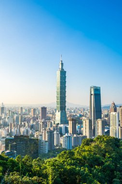 Taipei 101 binasının ve mimarisinin güzel manzarası ve manzarası Tayvan 'da mavimsi ve beyaz bulutlarla gökyüzüne yükseliyor.