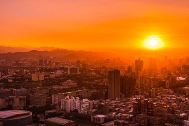 Taipei şehrinin güzel mimarisi Tayvan 'da gün batımında gökyüzüne yükseliyor.
