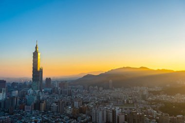 Taipei şehrinin güzel mimarisi Tayvan 'da gün batımında gökyüzüne yükseliyor.
