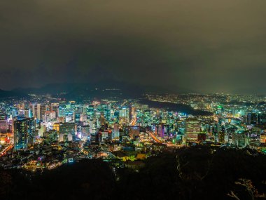 Geceleri Güney Kore'de Seoul şehir etrafında bina güzel mimari