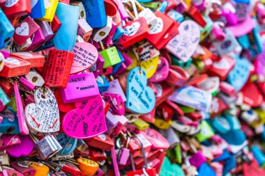 Seoul, Güney Kore 6 Aralık 2018: Seul Kulesi ile namsan dağda aşk anahtarıdır Kore landmark biri