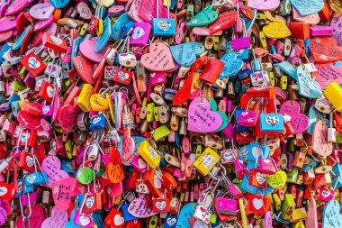 Seoul, Güney Kore 6 Aralık 2018: Seul Kulesi ile namsan dağda aşk anahtarıdır Kore landmark biri