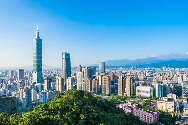 Taipei 101 binasının ve mimarisinin güzel manzarası ve manzarası Tayvan 'da mavimsi ve beyaz bulutlarla gökyüzüne yükseliyor.