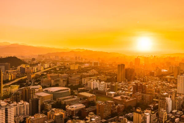 Taipei şehrinin güzel mimarisi Tayvan 'da gün batımında gökyüzüne yükseliyor.