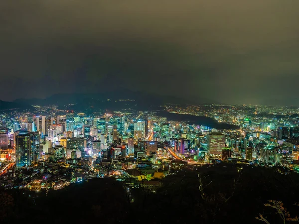 Geceleri Güney Kore'de Seoul şehir etrafında bina güzel mimari