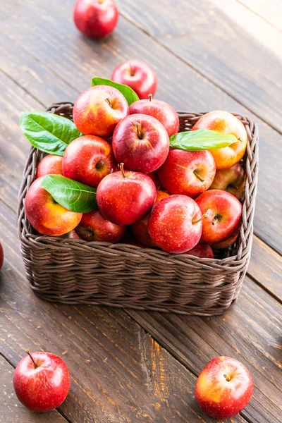 Een Heleboel Rode Appel Fruit Bruine Mand Tafel — Stockfoto