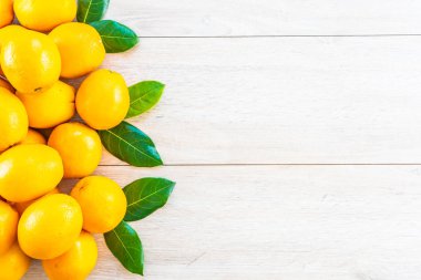 Ahşap masa - sağlıklı gıda kavramı üzerinde taze portakal meyve