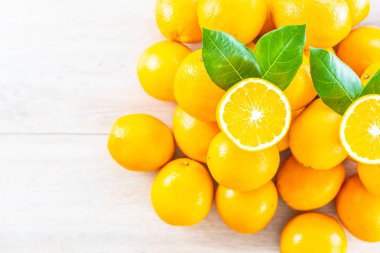 Ahşap masa - sağlıklı gıda kavramı üzerinde taze portakal meyve