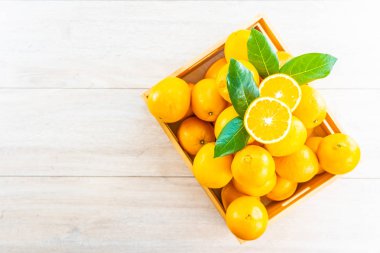 Ahşap masa - sağlıklı gıda kavramı üzerinde taze portakal meyve