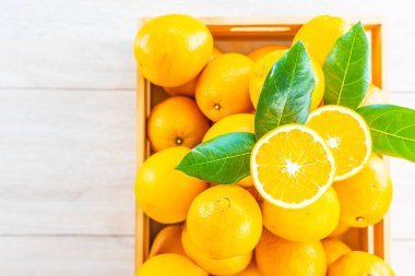 Ahşap masa - sağlıklı gıda kavramı üzerinde taze portakal meyve