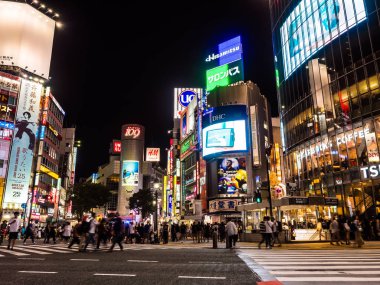 Shibuya Tokyo Japonya - 29 Temmuz 2018: Yayalar insanlar yaya geçidi Tokyo, Japonya'da Shibuya bölgesi çevresinde
