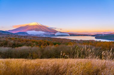 Fuji Dağı yamanakako ya da yamanaka Gölü sonbahar sezonu Japonya'nın güzel manzara