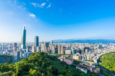 Taipei 101 binasının ve mimarisinin güzel manzarası ve manzarası Tayvan 'da mavimsi ve beyaz bulutlarla gökyüzüne yükseliyor.