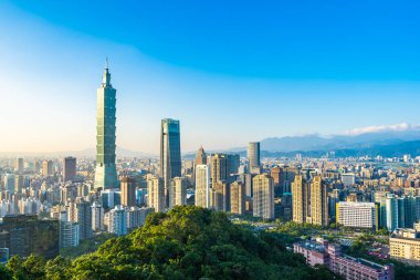 Taipei 101 binasının ve mimarisinin güzel manzarası ve manzarası Tayvan 'da mavimsi ve beyaz bulutlarla gökyüzüne yükseliyor.