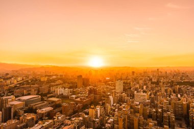 Taipei şehrinin güzel mimarisi Tayvan 'da gün batımında gökyüzüne yükseliyor.