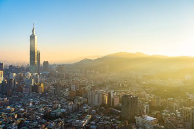 Taipei şehrinin güzel mimarisi Tayvan 'da gün batımında gökyüzüne yükseliyor.