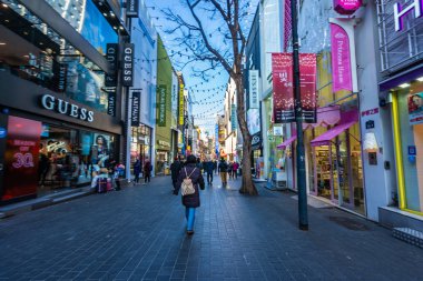 Seoul, Güney Kore 10 Aralık 2018: Myeong dong piyasasıdır popüler bir yer ve yiyecek bir şeyler bulmak alışveriş ve turistik bölgesi