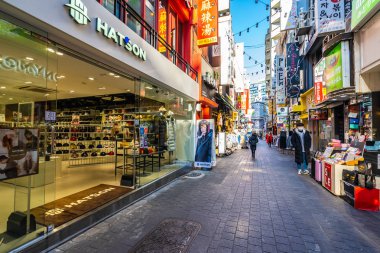 Seoul, Güney Kore 10 Aralık 2018: Myeong dong piyasasıdır popüler bir yer ve yiyecek bir şeyler bulmak alışveriş ve turistik bölgesi