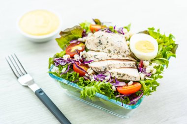 Izgara tavuk eti göğüs ile taze sebze salatası - sağlıklı gıda tarzı