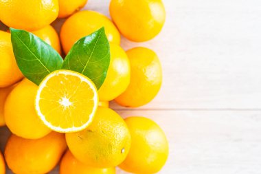 Ahşap masa - sağlıklı gıda kavramı üzerinde taze portakal meyve