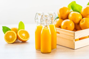 Şişe cam ahşap masa - sağlıklı gıda kavramı üzerinde içki için taze portakal suyu