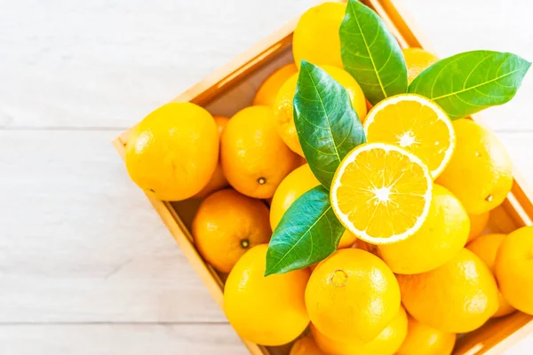 Ahşap masa - sağlıklı gıda kavramı üzerinde taze portakal meyve