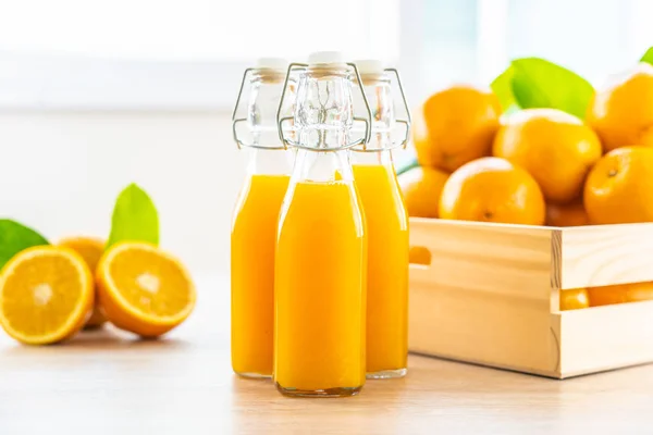 Zumo Naranja Fresco Para Beber Vaso Botella Sobre Mesa Madera — Foto de Stock