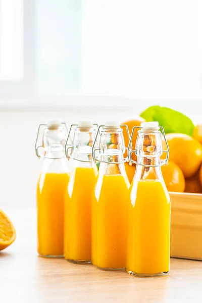 Zumo Naranja Fresco Para Beber Vaso Botella Sobre Mesa Madera — Foto de Stock