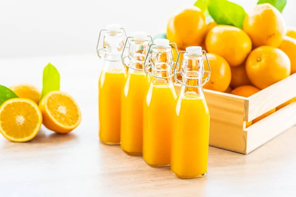 Zumo Naranja Fresco Para Beber Vaso Botella Sobre Mesa Madera — Foto de Stock