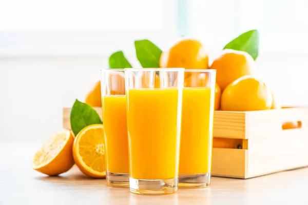 Świeży Sok Pomarańczowy Dla Napojów Szklanych Drewnianym Stole Zdrowe Jedzenie — Zdjęcie stockowe