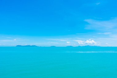 Güzel deniz ve okyanus mavi gökyüzü arka plan bulut ile