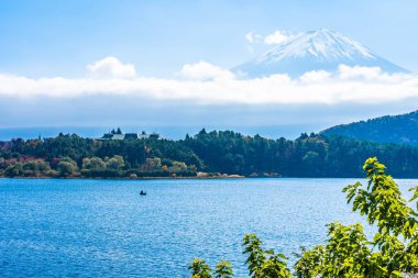 Dağ fuji akçaağaç yaprağı ağaç göl sonbahar sezonu ile güzel manzara