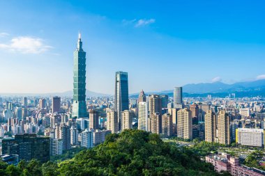 Taipei 101 binasının ve mimarisinin güzel manzarası ve manzarası Tayvan 'da mavimsi ve beyaz bulutlarla gökyüzüne yükseliyor.