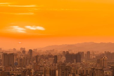 Taipei şehrinin güzel mimarisi Tayvan 'da gün batımında gökyüzüne yükseliyor.